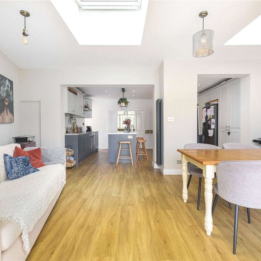 SHORT LET: A lovely four bedroom family home with a garden studio. - Photo 1