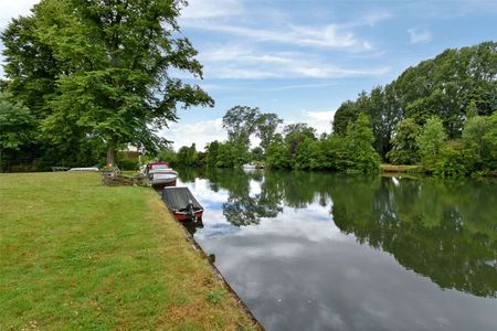 SHORT TERM - A beautifully located three bedroom home with elevated views over the River Thames, offered on a short term basis from the beginning of December (for up to 3 months) - Photo 2