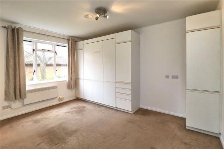 Tintagel Way, Woking, Surrey, GU22 - Photo 5