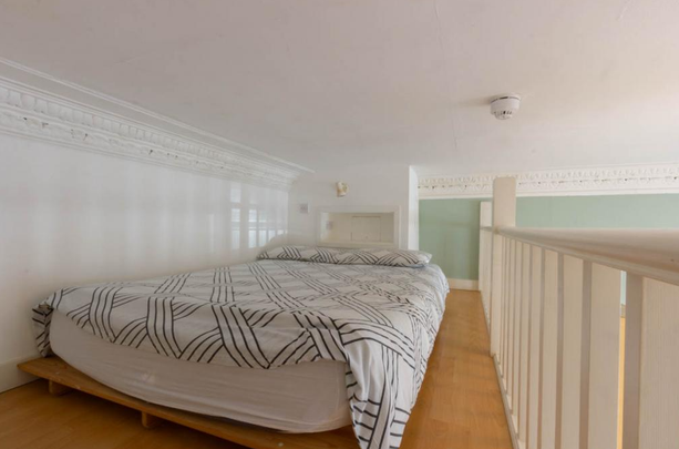 A charming, split-level double studio apartment in Pimlico, London SW1V - Photo 1