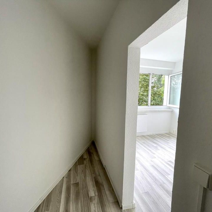 Modern geschnittene 3-Raum-Wohnung mit verglastem Balkon - Photo 1