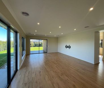 Gorgeous & Modern Home in Kialla! - Photo 1