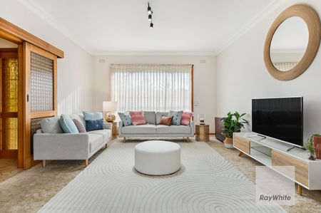 large family home in a perfect location - Photo 4