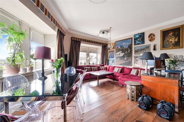 A spacious two bedroom, two bathroom penthouse conversion apartment in the City of London opposite the Tower of London, The Thames and Tower Bridge. - Photo 1