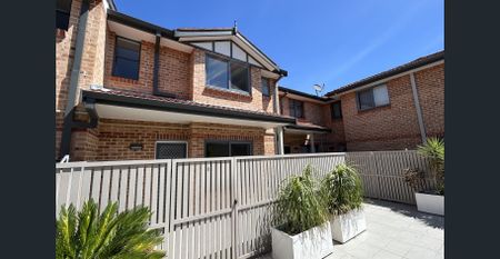 Newly renovated 3 Bedroom Townhouse in the Heart of Hurlstone Park! - Photo 2