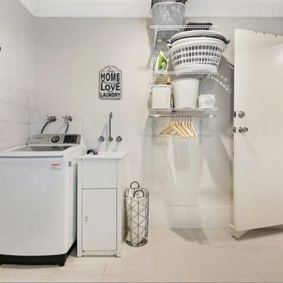 $945 per week / $3,780 Bond - Photo 1