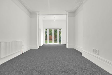 3 bedroom flat to rent - Photo 3