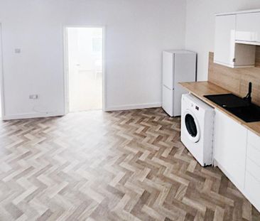 1 bedroom in a flat share to rent - Photo 5