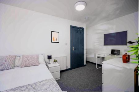 7 Beds 2 Baths - Photo 3