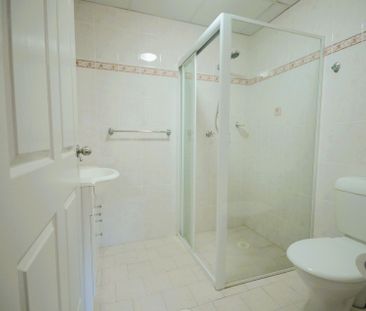 Spacious 2 Bedroom Unit on the Ground Floor - Photo 5