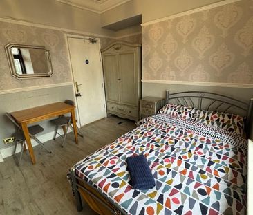 Room in a Shared House, Henleaze Road, BS9 - Photo 1