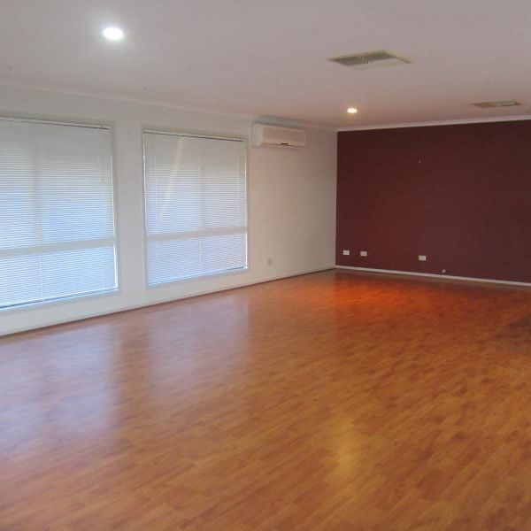 Large 3 bedroom home close to shops and school - Photo 1