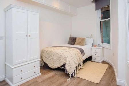 Lister Gate // Bedroom // Bills Included, NG1 - Photo 4