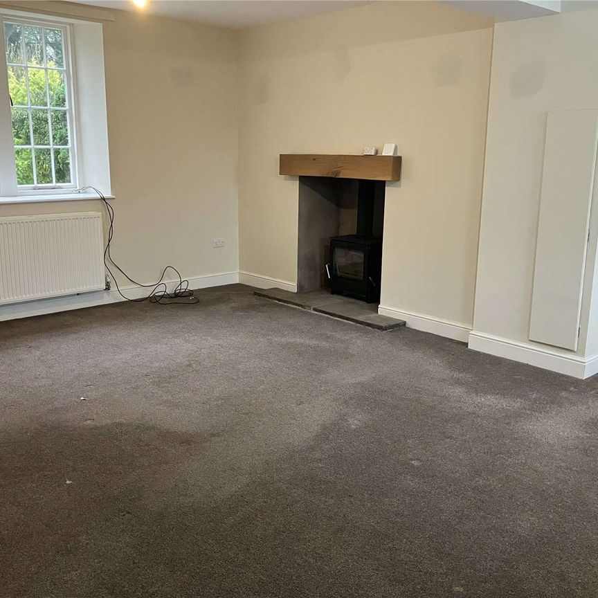 Well-presented three-bedroom semi-detached cottage offering a well-kept interior and peaceful rural surroundings. - Photo 1