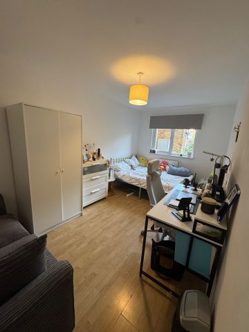 Room in a Shared Flat, Wesley Close, SE17 - Photo 3