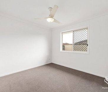Freshly painted and carpeted - Family home in quiet location - Photo 4