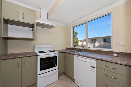 ZONED FOR BOYS HIGH SCHOOL Fantastic Spacious Townhouse located in the Hillcrest area just a short walk from the Waikato University and local shops. - Photo 2