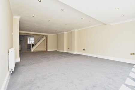 5 bedroom semi-detached house to rent - Photo 4