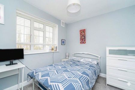 3 bedroom flat to rent - Photo 4
