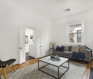 Charming and Convenient Two Bedroom Stone Cottage Close to the City - Photo 4