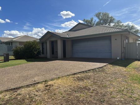 10 Drakeford Street, TAMWORTH NSW 2340 - Photo 2