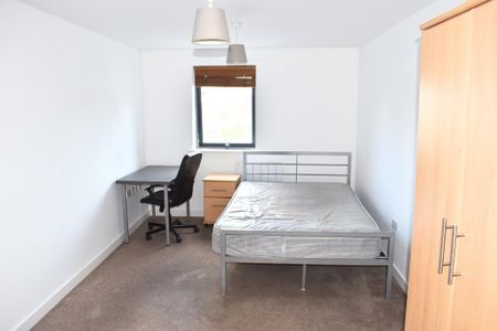 1 bedroom in a flat share to rent - Photo 4