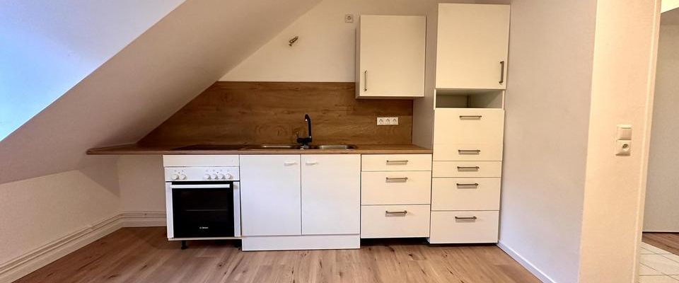Helle 2-Zimmer-Dachgeschosswohnung mit Einbauküche – frisch renoviert - Foto 1