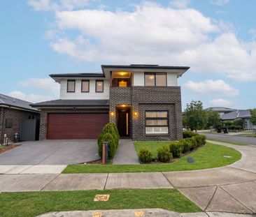 STUNNING EXECUTIVE LIVING! - Photo 1