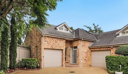 Stylish Three-Bedroom Townhouse with Private Courtyard - Photo 4