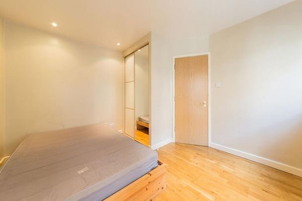 City Location 1 bedroom property with balcony near old street station - Photo 1