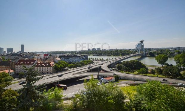 PERGO - Slnečný 3-izbový byt v jedinečnej lokalite pod Bratislavským hradom - Photo 1