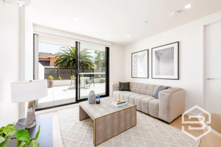 “Luxury Riverside Living” - Photo 4