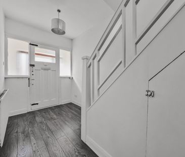 Semi-detached House to rent - Broad Walk, London, SE3 - Photo 2
