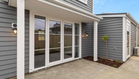 2 Bedroom Townhouse - Internal access garage - Photo 2