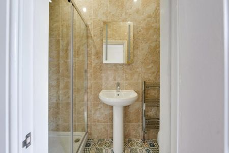 3 Bed Flat - Photo 5