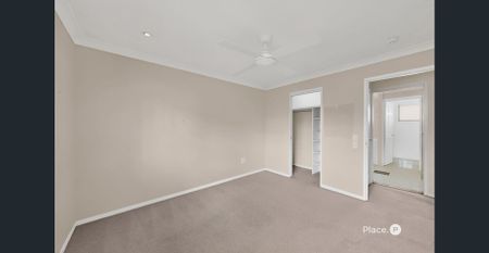 $900 Includes Pool Maintenance. Generous 5-Bedroom Home with Pool in Prime Sunnybank Hills Location - Photo 5