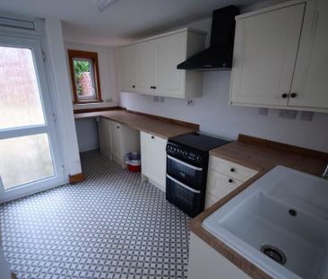 3 bedroom end of terrace house to rent - Photo 5