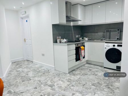1 bedroom in a house share to rent - Photo 5
