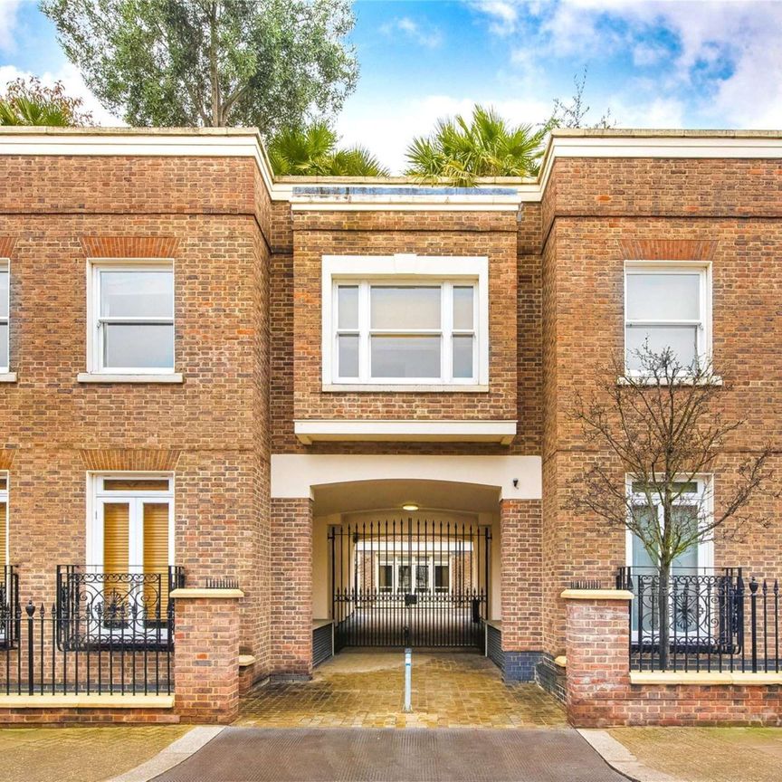 A beautiful four bedroom mews house boasting a private patio and double garage, located in the heart of Belgravia. - Photo 1