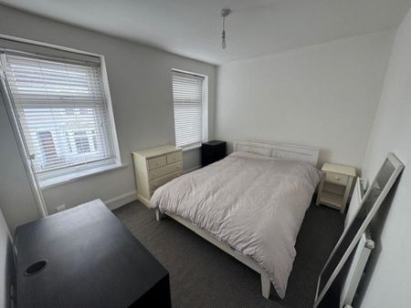 4 bedroom semi-detached house to rent - Photo 5