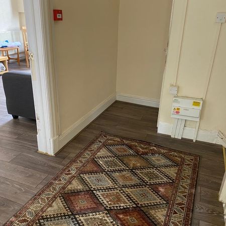 6 Bed Flat, Hyde Park Road, LS6 - Photo 4