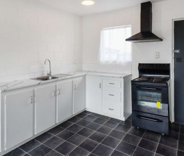 Freshly Carpeted 1-Bedroom Unit in Prime Otahuhu Location! - Photo 1