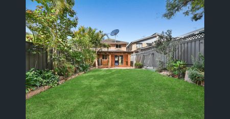 Spacious 3 Bedroom Duplex in Prime Location - Photo 2