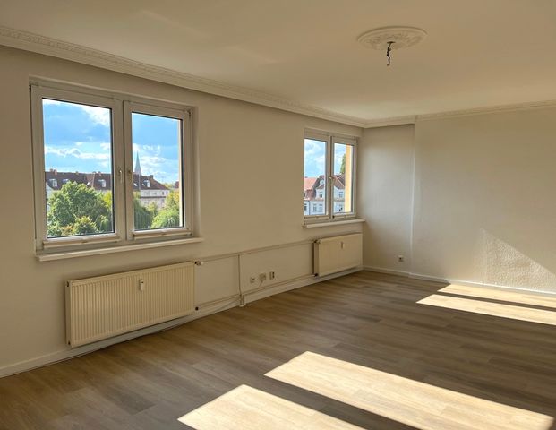 Lichtdurchflutete Dachgeschosswohnung mit Heidensee-Blick und neuer Einbauküche in 19055 Schwerin - Foto 1