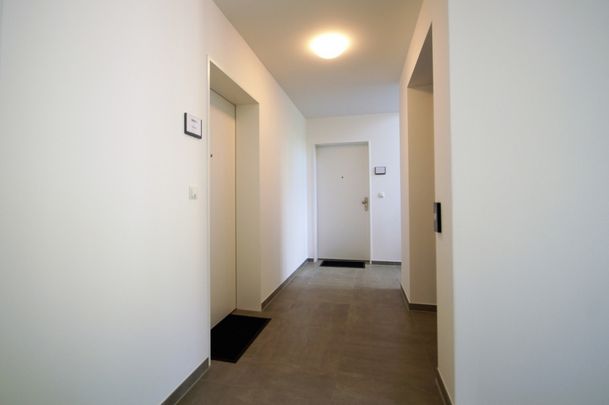 Rundum-Sorglos-Immobilie: Lichterfüllte Penthouse-Wohnung mit Einbauküche und Ausblick!! - Photo 1