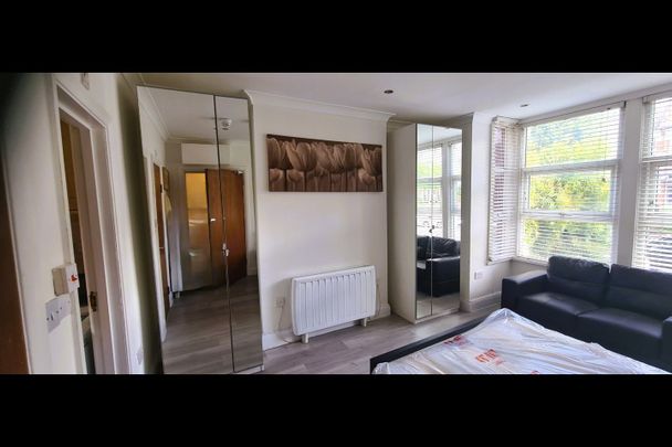 Studio Flat, New Southgate, N11 - Photo 1