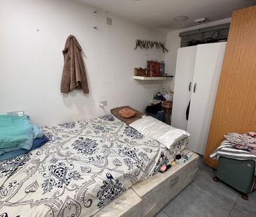 Room in a Shared House, Denbigh Road, E6 - Photo 4