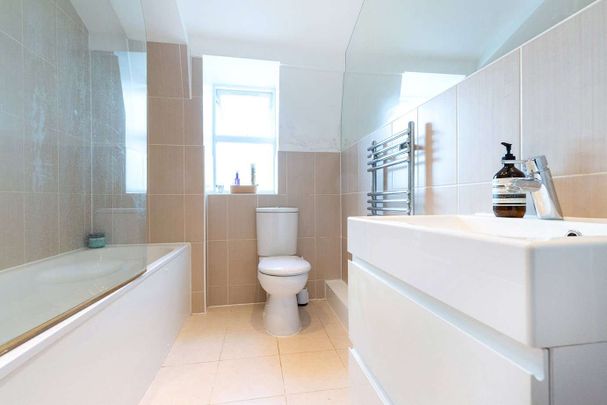 A large three double bedroom top floor apartment in an excellent central location just a short walk to Kings Cross St Pancras. - Photo 1