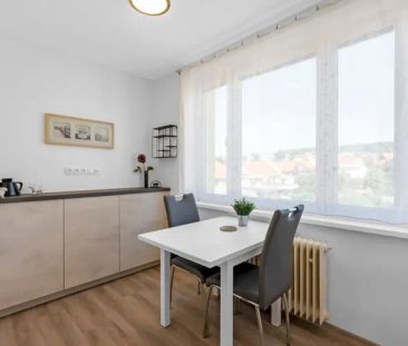 Pronájem kompletně zařízeného bytu 1+1 (39 m - Photo 2