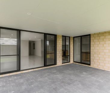 “Spacious Family Home with Dual Kitchens in Prime Hammond Park Loca... - Photo 3